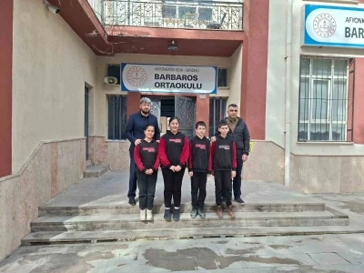 Topladıkları para ile 3 bakkalın veresiye defterini satın alan &ouml;ğretmen ve &ouml;ğrenciler y&uuml;rekleri ısıttı
