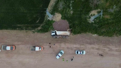 Toprak y&uuml;kl&uuml; kamyon şarampole devrildi: 1 yaralı

