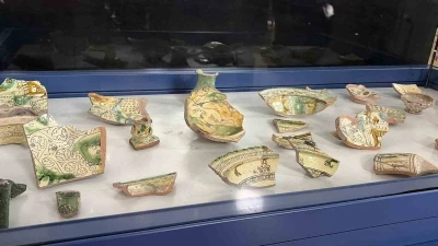 Toprakkale kazılarında g&uuml;n y&uuml;z&uuml;ne &ccedil;ıkarılan eserler ilk kez sergilendi
