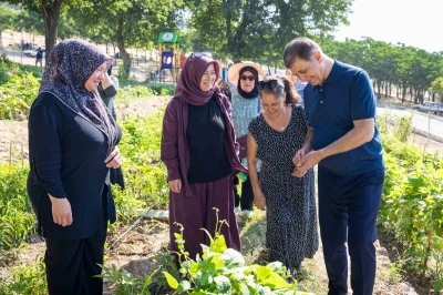 Toprakla buluşan kadınların hasat sevincine Başkan Tugay da ortak oldu
