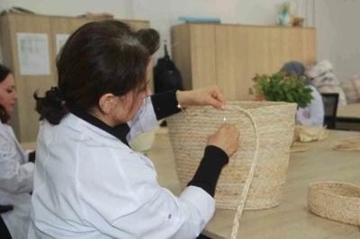 Topraktan gelen miras tasarımla buluştu: Mısır kabuğu kadınların elinde hayat buluyor
