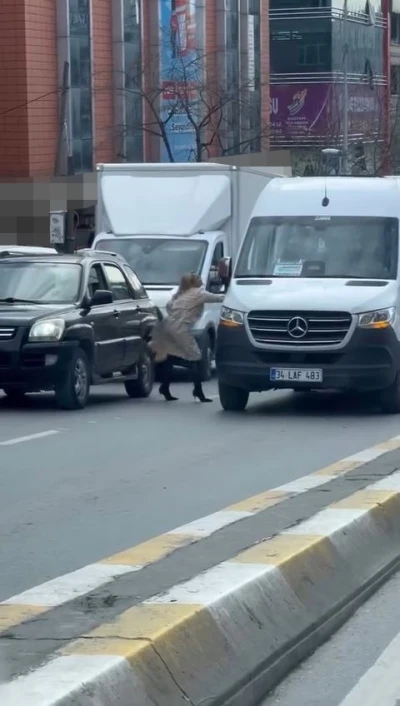 Topuklu ayakkabısıyla aracından inip servistekilere saldırdı
