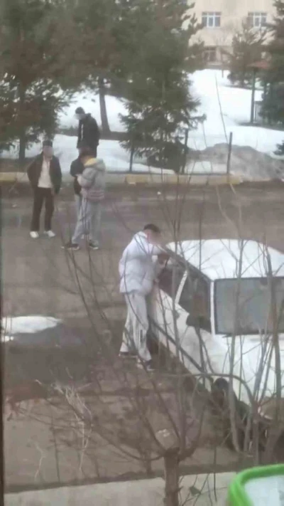 Tornavida ile otomobilin kapısını zorlayan gen&ccedil;ler kameraya yakalandı
