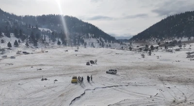 Torosların zirveleri beyaza b&uuml;r&uuml;nd&uuml;, Antalyalılar kar keyfini doyasıya yaşadı
