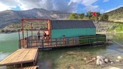 Tortum Gölü üzerinde yüzen ev ilgi odağı oldu

