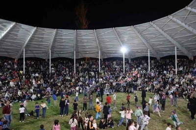 Tortum Şelalesi Festivali&rsquo;nde renkli ve coşkulu anlar yaşandı
