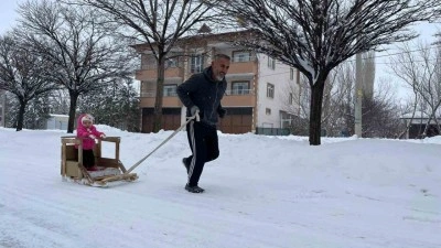 Torununu kızakla &ccedil;ekerek antrenman yapıyor