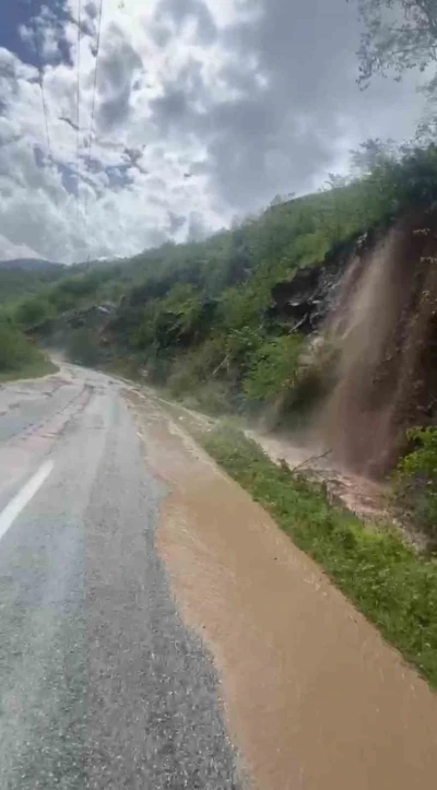 Trabzon-Bayburt karayolunda ulaşıma sel engeli

