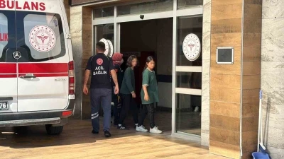Trabzon&rsquo;da 12 ortaokul &ouml;ğrencisi zehirlenme ş&uuml;phesiyle hastaneye kaldırıldı
