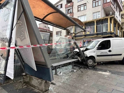 Trabzon’da araç otobüs durağına çarptı
