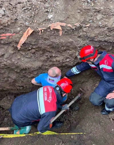 Trabzon&rsquo;da belden aşağısı toprak altında kalan iş&ccedil;iyi itfaiye ekipleri kurtardı
