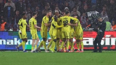 Trabzon'da g&ouml;vde g&ouml;sterisi! 5 goll&uuml; ma&ccedil;ta zafer Fenerbah&ccedil;e'nin