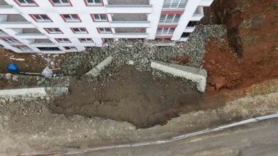 Trabzon&rsquo;da istinat duvarı &ccedil;&ouml;kt&uuml;, 9 katlı bina zarar g&ouml;rd&uuml;
