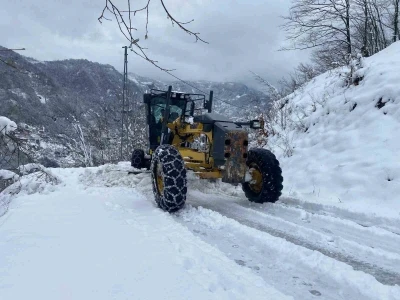 Trabzon&rsquo;da kar yağışı nedeniyle kapanan mahalle yolları ulaşıma a&ccedil;ılıyor
