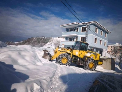 Trabzon&rsquo;da karla m&uuml;cadele &ccedil;alışmaları s&uuml;r&uuml;yor
