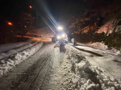 Trabzon&rsquo;da karla m&uuml;cadele s&uuml;r&uuml;yor

