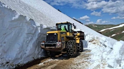 Trabzon&rsquo;da yayla g&ouml;&ccedil;leri &ouml;ncesi yayla yollarında yoğun kar temizleme mesaisi
