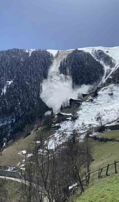 Trabzon&rsquo;daki &ccedil;ığ anı cep telefonu kamerasına yansıdı
