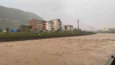 Trabzon&rsquo;un Araklı il&ccedil;esinde şiddetli yağış
