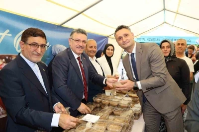 Trabzonlular&rsquo;a B&uuml;y&uuml;kşehir Belediyesi&rsquo;nden aşure ikramı
