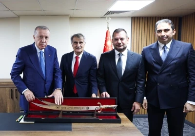 Trabzonspor’dan Cumhurbaşkanı Erdoğan’a Sürmene kılıcı hediyesi
