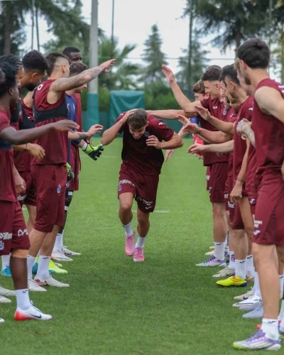 Trabzonspor’un yeni transferi Ernest Muçi ilk antrenmanına çıktı
