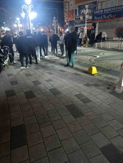 Trafiğe kapalı caddede motosiklet &ccedil;ocuğa &ccedil;arptı
