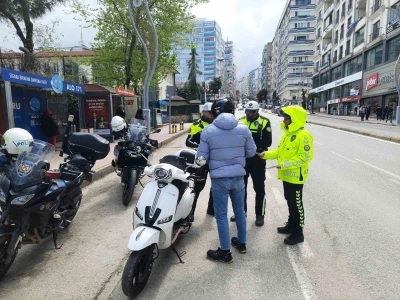 Trafik bilinci i&ccedil;in lise &ouml;n&uuml;nde farkındalık etkinliği
