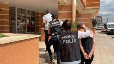 Trafik ekibinin durdurduğu motosikletteki şahısların üzerinden uyuşturucu çıktı: 2 tutuklama
