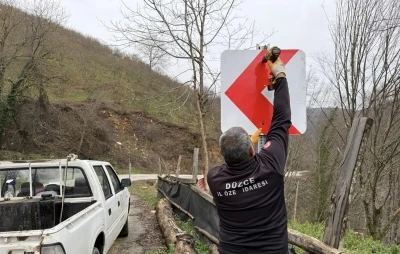 Trafik g&uuml;venliği i&ccedil;in levhalar yerleştiriliyor
