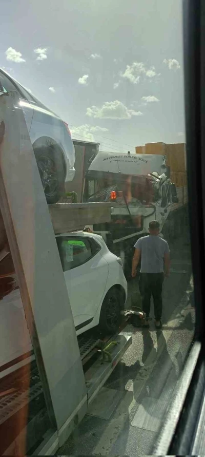 Trafik ışıklarında duramayan tır, otomobil y&uuml;kl&uuml; tıra &ccedil;arptı: 1 yaralı

