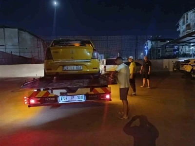 Trafik kavgasında ticari taksi s&uuml;r&uuml;c&uuml;s&uuml;n&uuml;n yumruk attığı yaşlı adam yere d&uuml;şt&uuml;

