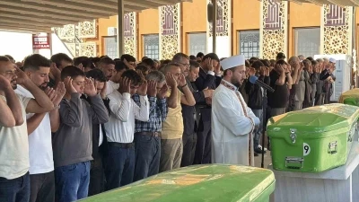 Trafik kazasıda &ouml;len karı koca birlikte toprağa verildi
