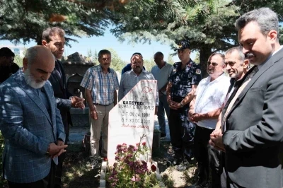 Trafik kazasında hayatını kaybeden gen&ccedil; gazeteci mezarı başında anıldı

