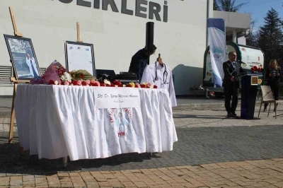 Trafik kazasında hayatını kaybeden Yaren, okuduğu fak&uuml;ltede anıldı
