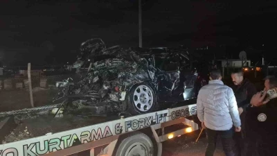 Trafik kazasında tırın altına aldığı otomobil, oto kurtarma aracının &uuml;zerinde alev aldı
