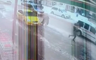 Trafik kilitlenince taksiden indi, havale ge&ccedil;iren &ccedil;ocuğu kucağında hastaneye taşıdı
