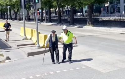 Trafik polisinin y&uuml;r&uuml;mekte zorlanan yaşlı adama yardımı y&uuml;rekleri ısıttı
