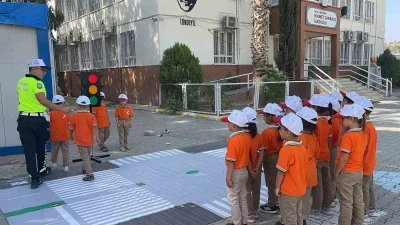 Trafik polislerinden 152 ilkokul öğrencisine trafik eğitimi verildi
