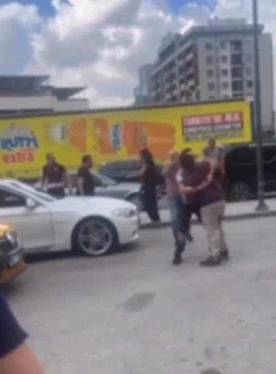 Trafik tartışması yola taştı...Birbirlerine girdiler kavgayı çevredekiler ayırdı
