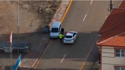 Trafik uygulamasından ka&ccedil;tı, havadan yapılan sıcak takiple yakalandı: S&uuml;r&uuml;c&uuml;ye ceza yağdı
