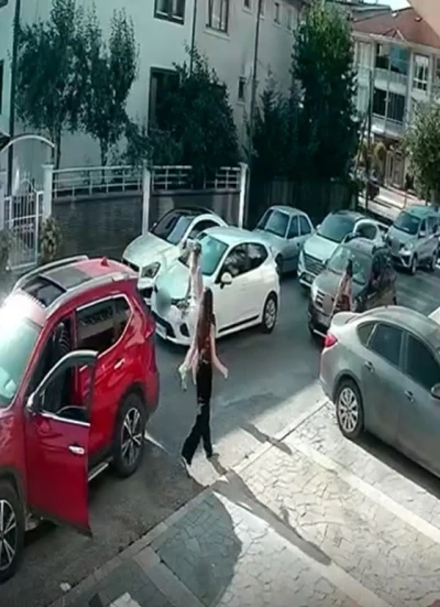 Trafikte ara&ccedil;tan inen 3 kadın &ccedil;ocuklu aileye saldırdı
