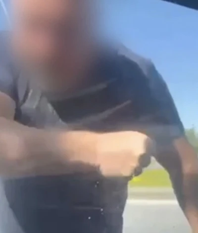 Trafikte ara&ccedil;tan inerek, otomobili tekmeleyen s&uuml;r&uuml;c&uuml;ye 180 bin TL ceza yazıldı
