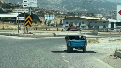 Trafikte beklerken motosiklet &uuml;zerinde oynamaya başladı
