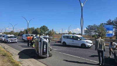 Trafikte bekleyen araca çarpan otomobil yan yattı: 2 yaralı
