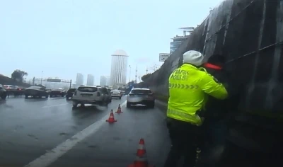 Trafikte boğanıza şeker ka&ccedil;tı, polisin Heimlich manevrası ile hayata d&ouml;nd&uuml;
