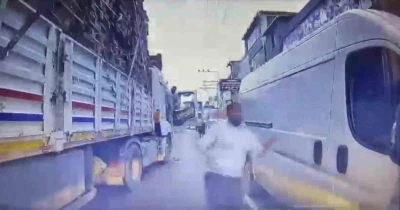 Trafikte dehşet: Tırdaki yolcu bı&ccedil;akla saldırdı

