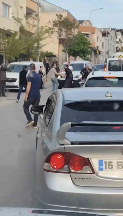 Trafikte d&ouml;ner bı&ccedil;aklı kavga kamerada
