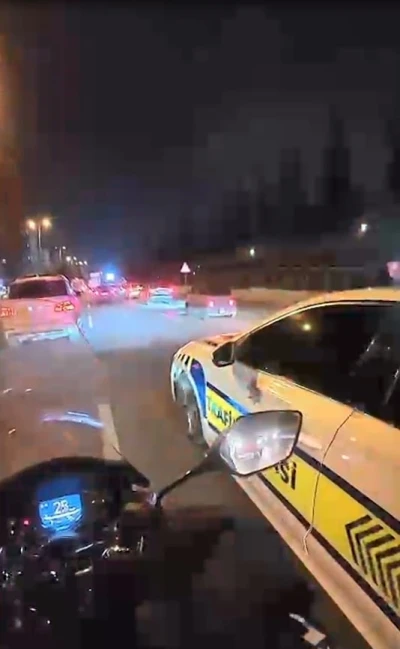 Trafikte kalan ambulansa motosikletli kurye yardımıyla yol a&ccedil;ıldı
