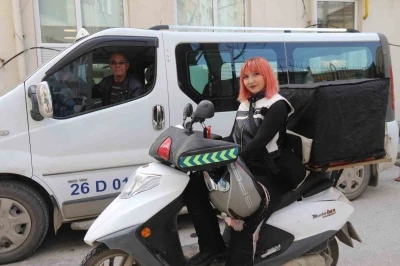 Trafikte karşılaştığı kadın kuryede sanki kaybettiği kızını g&ouml;rd&uuml;
